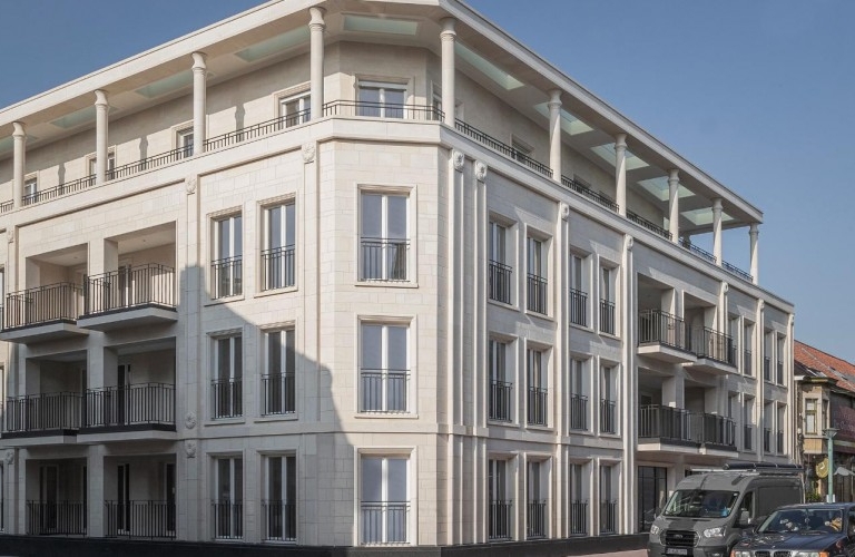 Appartementsgebouw-uit-Roeselare-met-gevelsteen-Come-Brune-copyright-Valerie-Clarysse--958x500 (1)